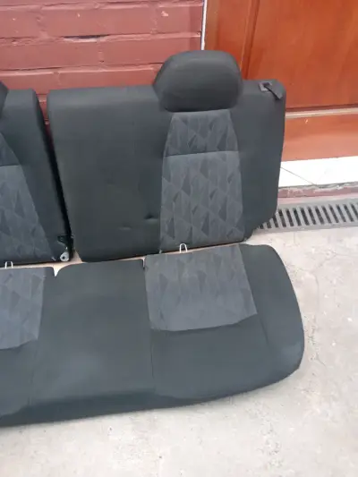 Asientos traseros de auto - miniatura 1
