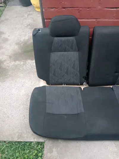 Asientos traseros de auto - miniatura 2