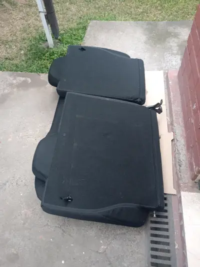 Asientos traseros de auto - miniatura 4