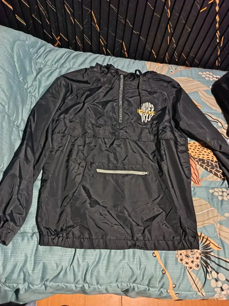 Cortaviento negro estilo casual - 1
