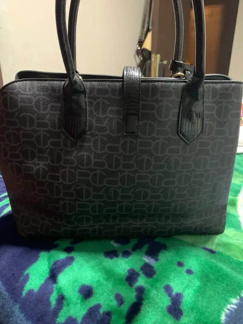 Cartera negra de mano elegante - 3