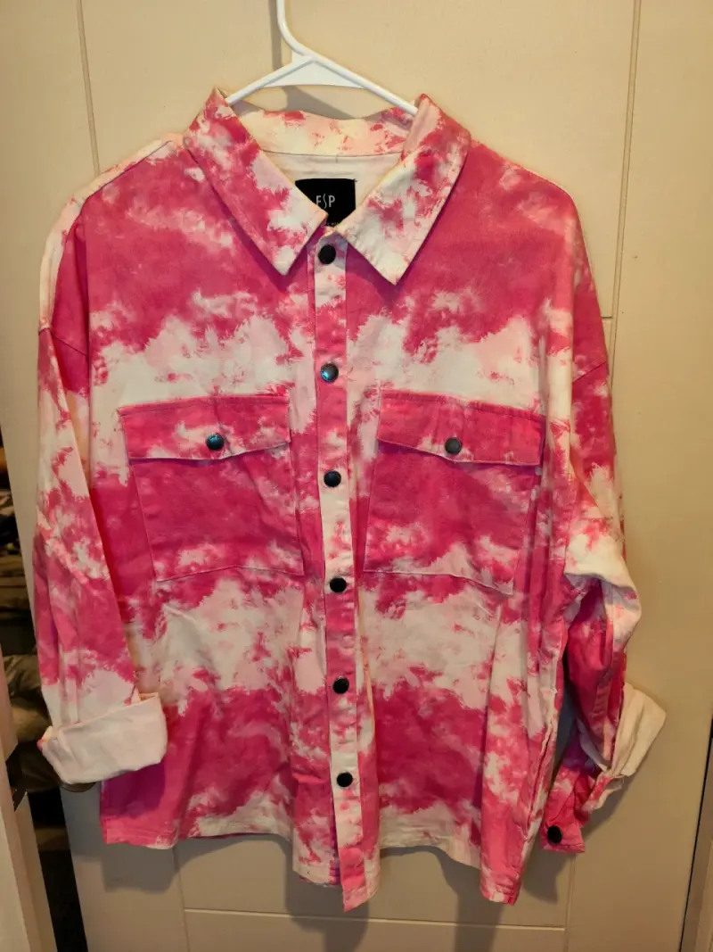 Camisa tie-dye rosa y blanca