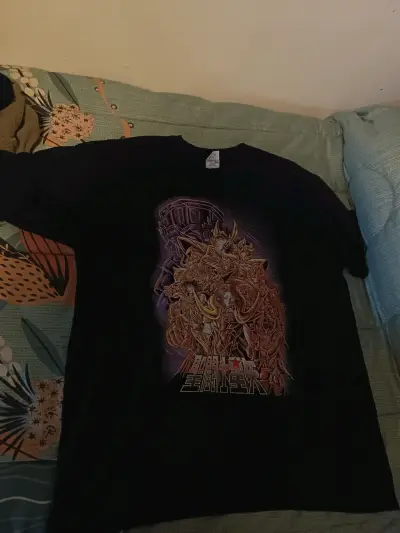 Polera negra con diseño anime - miniatura 1