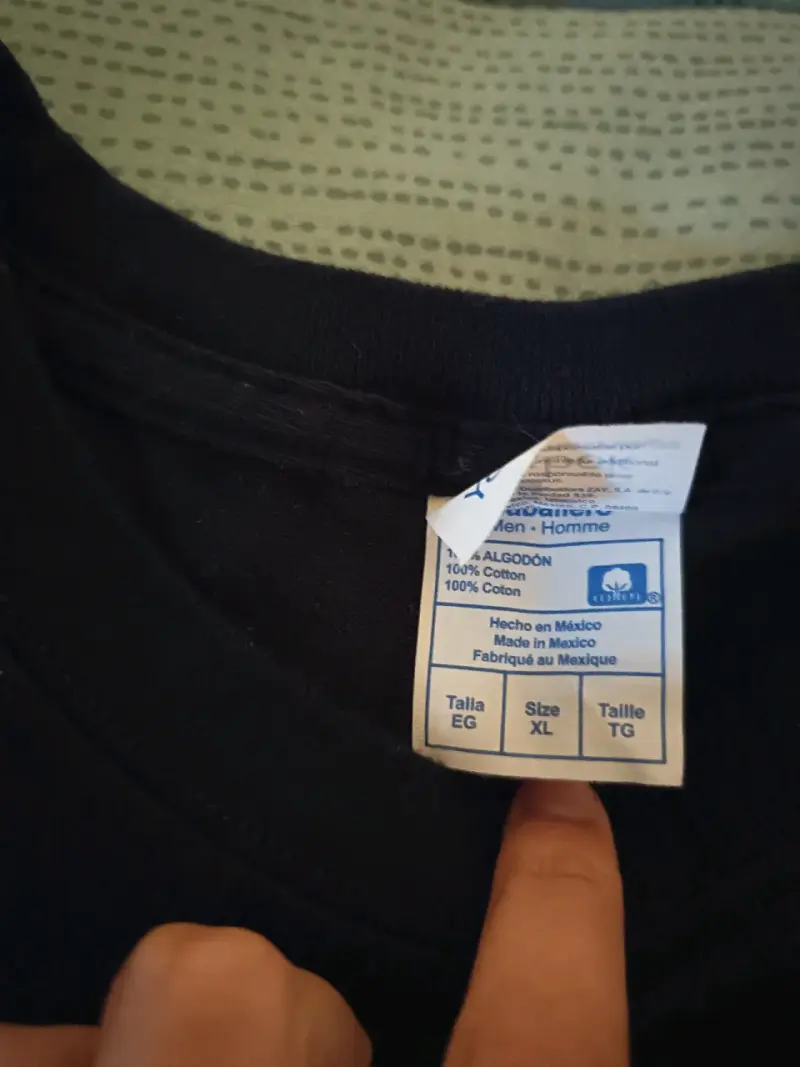 Polera negra con diseño anime - 2