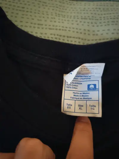 Polera negra con diseño anime - miniatura 2