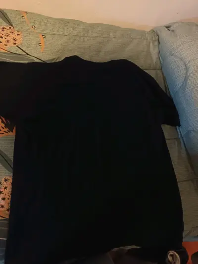 Polera negra con diseño anime - miniatura 3