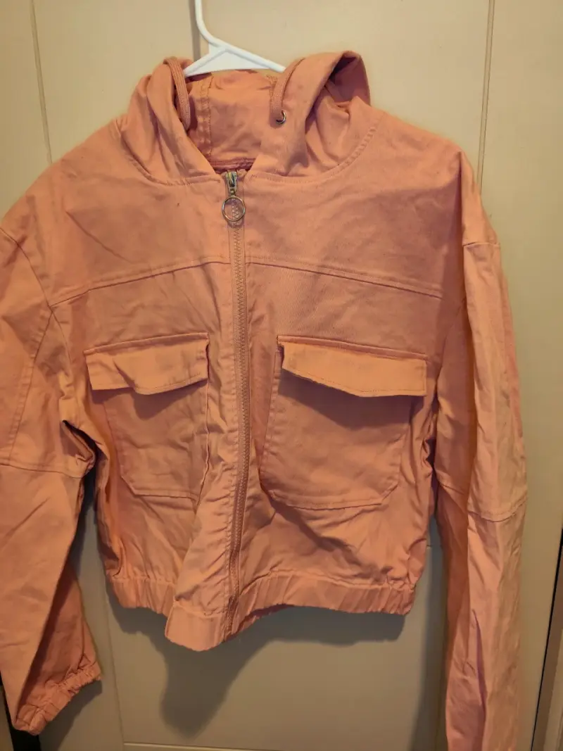 Chaqueta rosada con capucha
