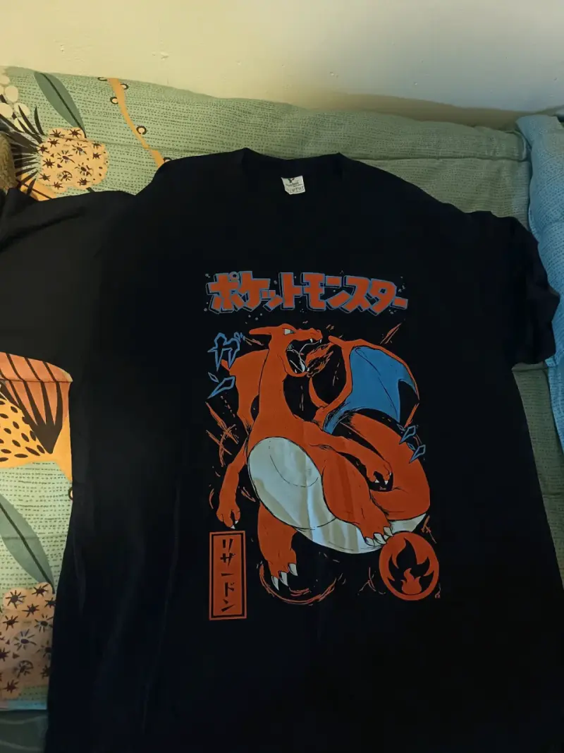 Polera negra Pokémon Charizard - 1