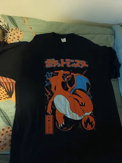 Polera negra Pokémon Charizard - miniatura 1