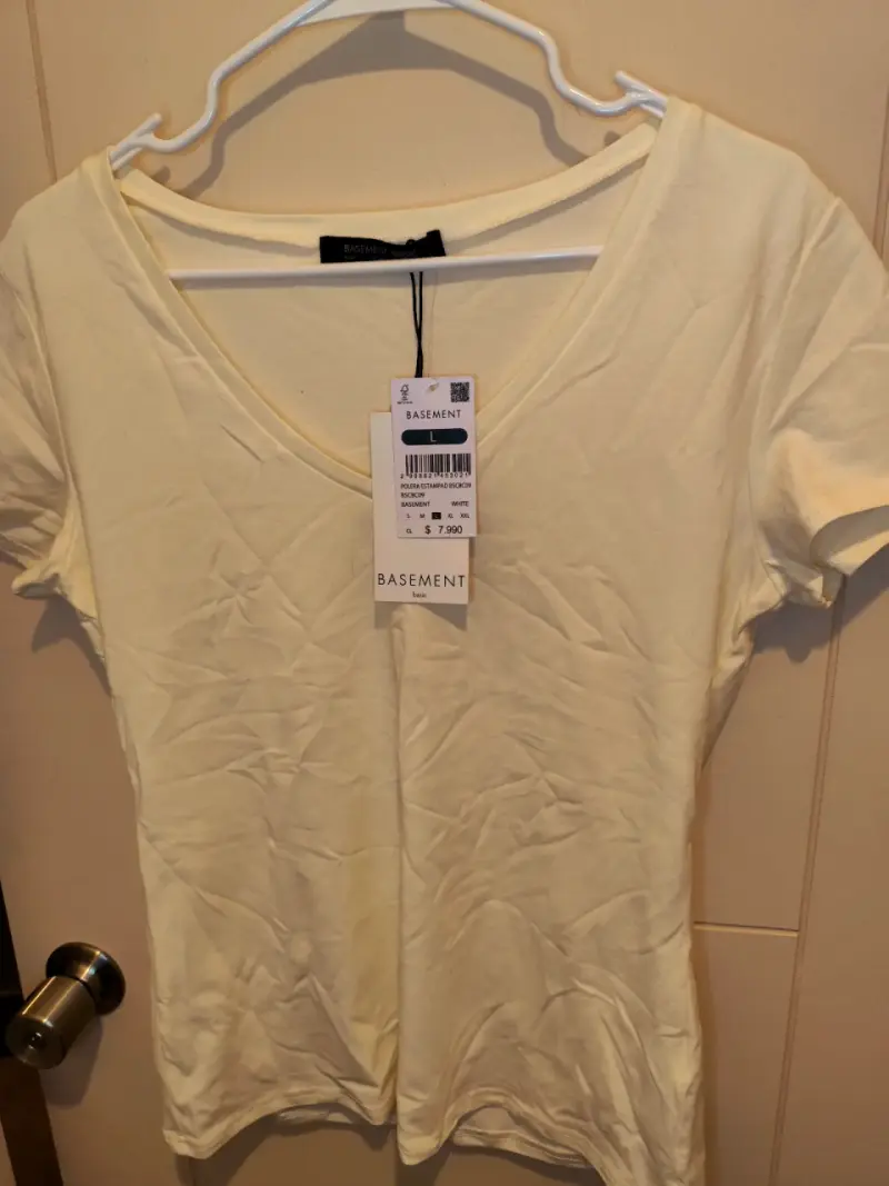 Polera blanca con cuello en V