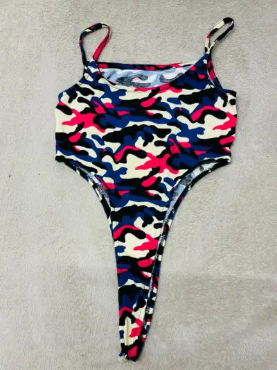 Body estampado camuflaje colorido - miniatura 1