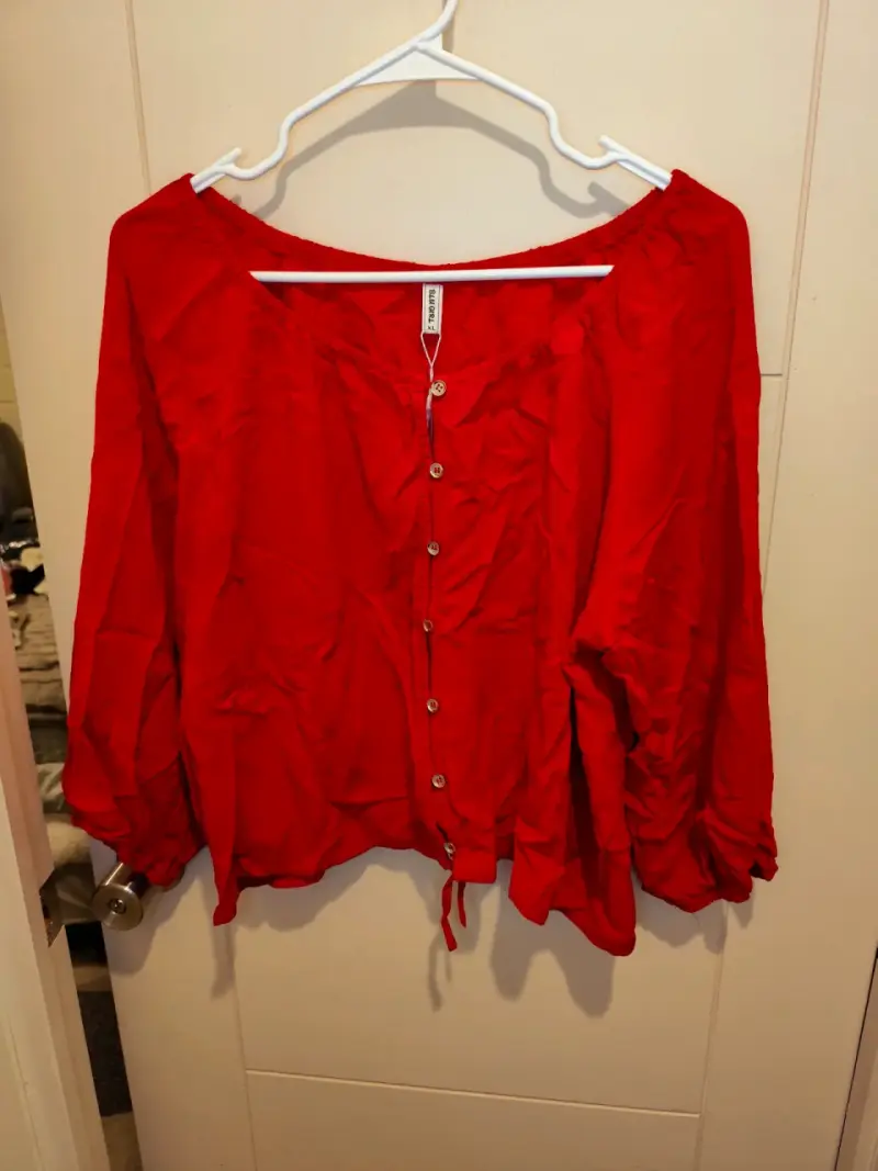 Blusa roja con botones