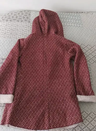 Abrigo Sybilla con capucha rojo tejido - miniatura 2