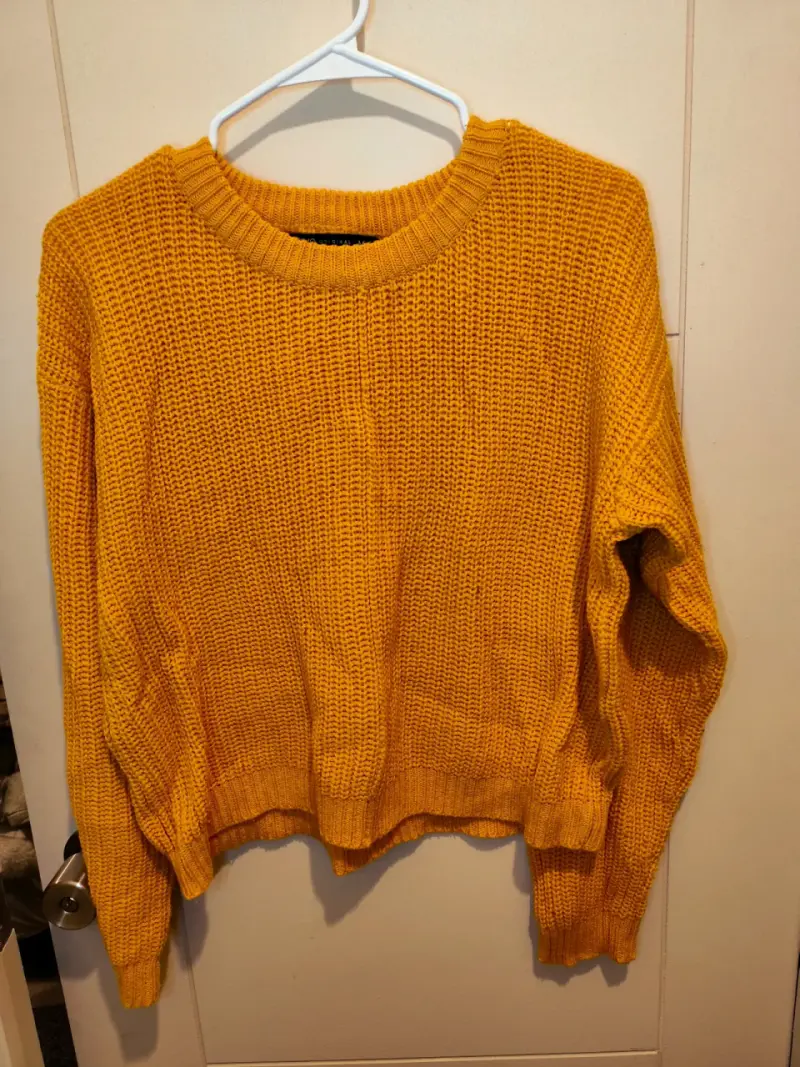 Suéter amarillo tejido
