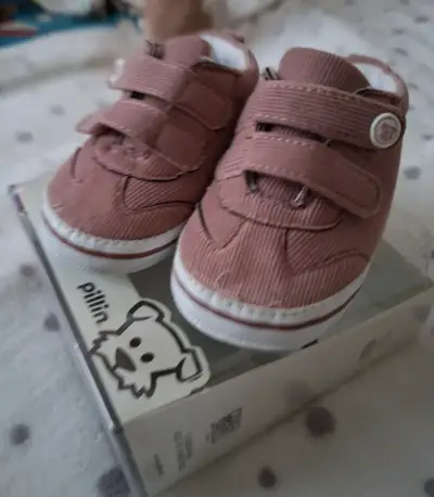 Zapatitos rosados de bebé - miniatura 1