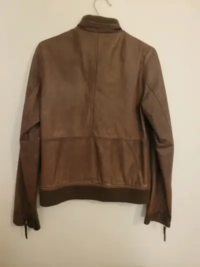 Chaqueta café de cuero - miniatura 2