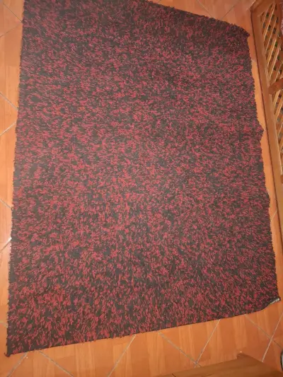 Alfombra roja y negra - miniatura 1