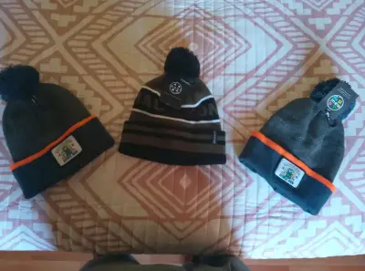 Gorros de lana con pompón Marca Maui and son - miniatura 1