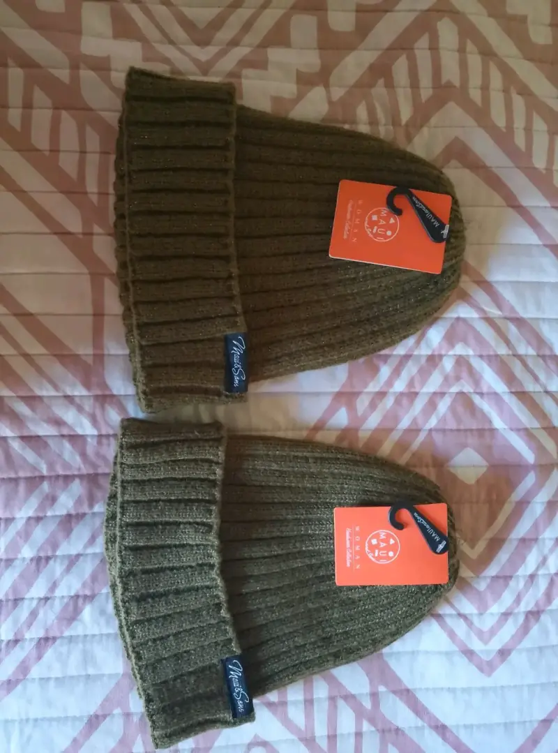 Gorros de lana con pompón Marca Maui and son - 2