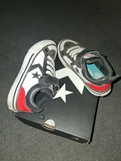 Zapatillas infantiles blanco y negro converse - miniatura 1