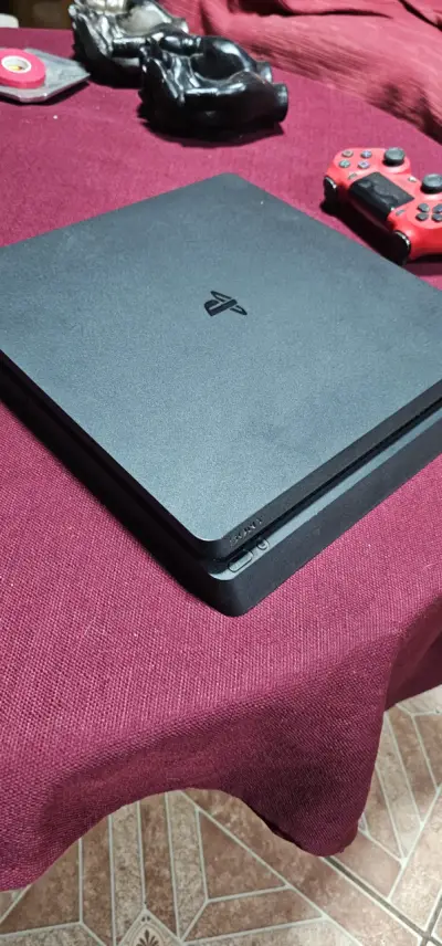 Consola PlayStation negra con control - miniatura 1