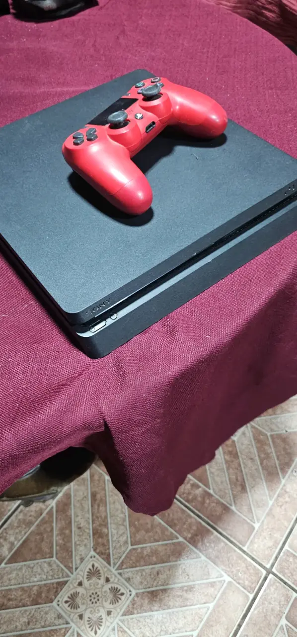 Consola PlayStation negra con control - 2