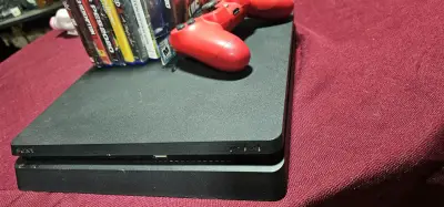Consola PlayStation negra con control - miniatura 5
