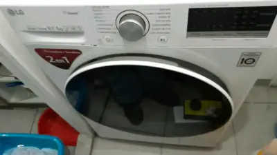Lavadora secadora LG 2 en 1 - miniatura 2