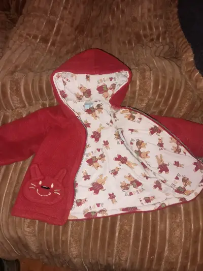 Abrigo rojo bebé con capucha - miniatura 2