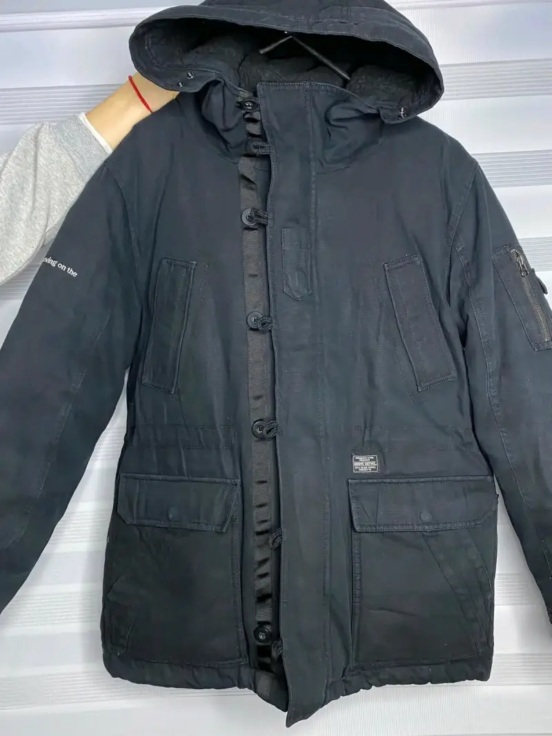 Parka negra con capucha