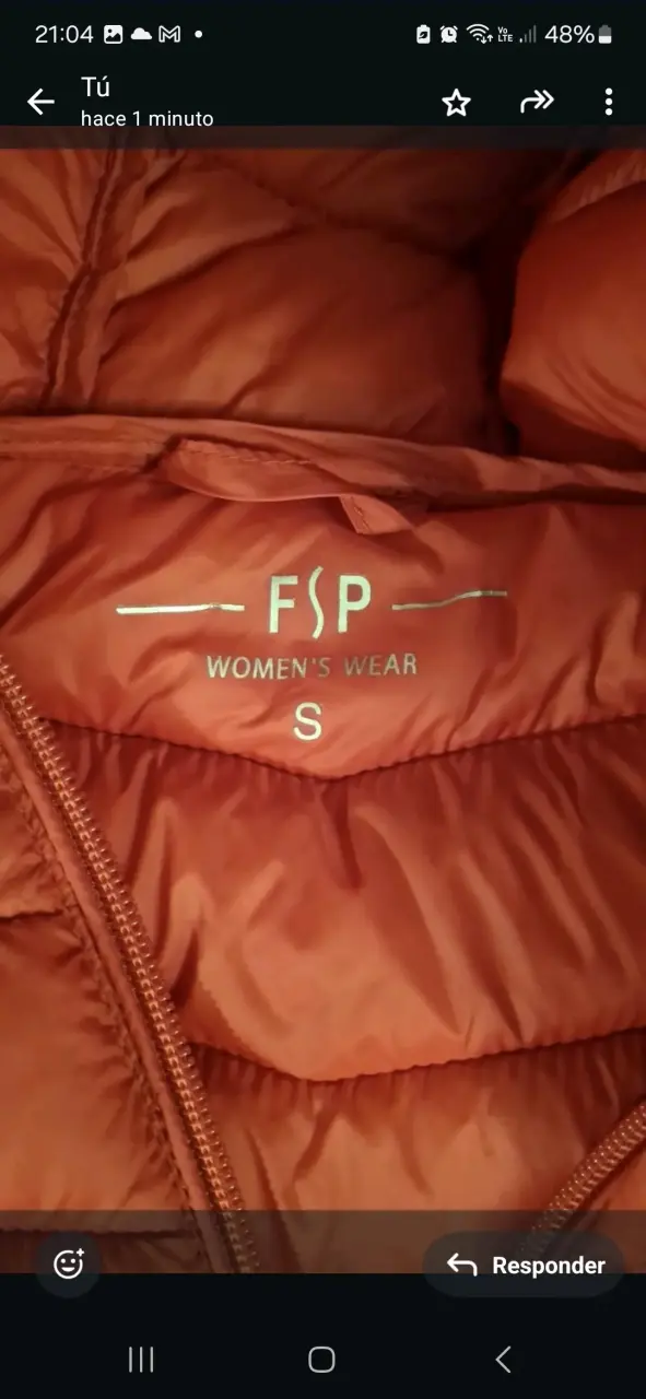 Chaqueta roja con capucha - 2