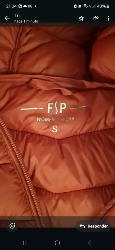 Chaqueta roja con capucha - miniatura 2