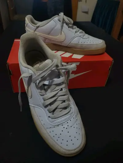 Zapatillas blancas deportivas - miniatura 1