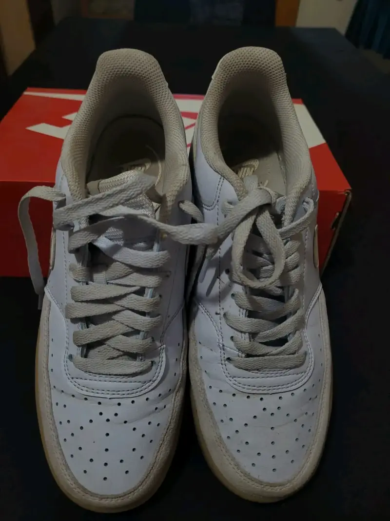 Zapatillas blancas deportivas - 2