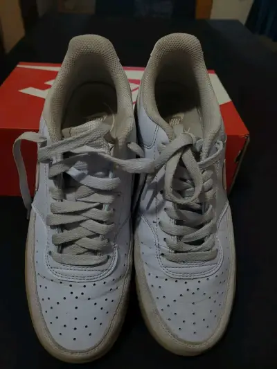 Zapatillas blancas deportivas - miniatura 2