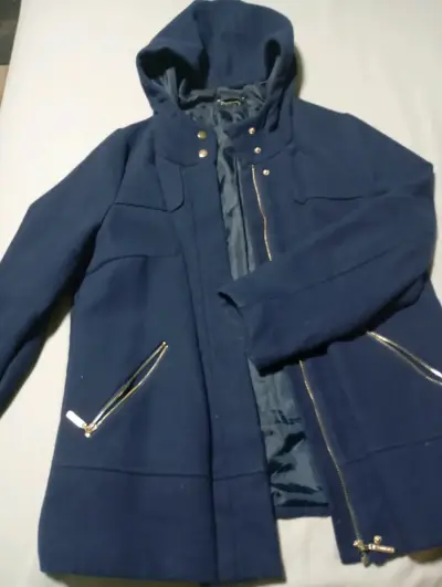 Abrigo azul con capucha - miniatura 1