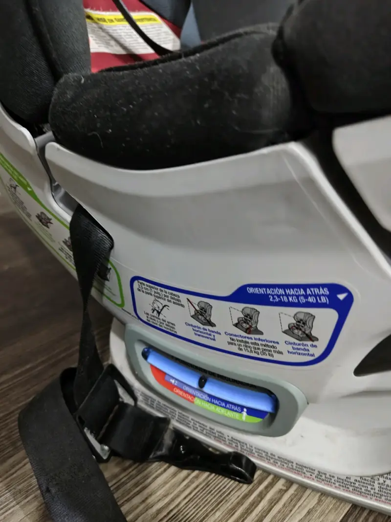 Silla de auto gris y negro - 1
