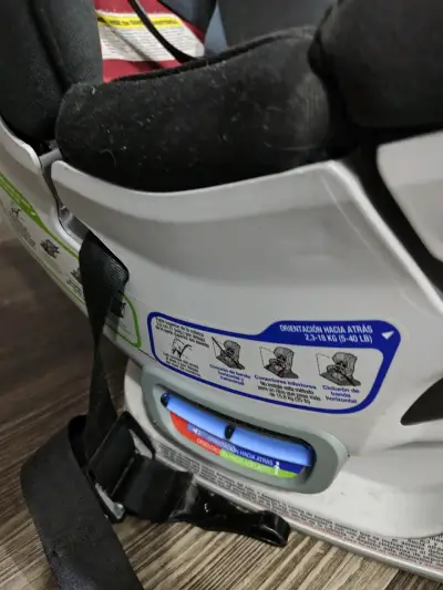 Silla de auto gris y negro - miniatura 1