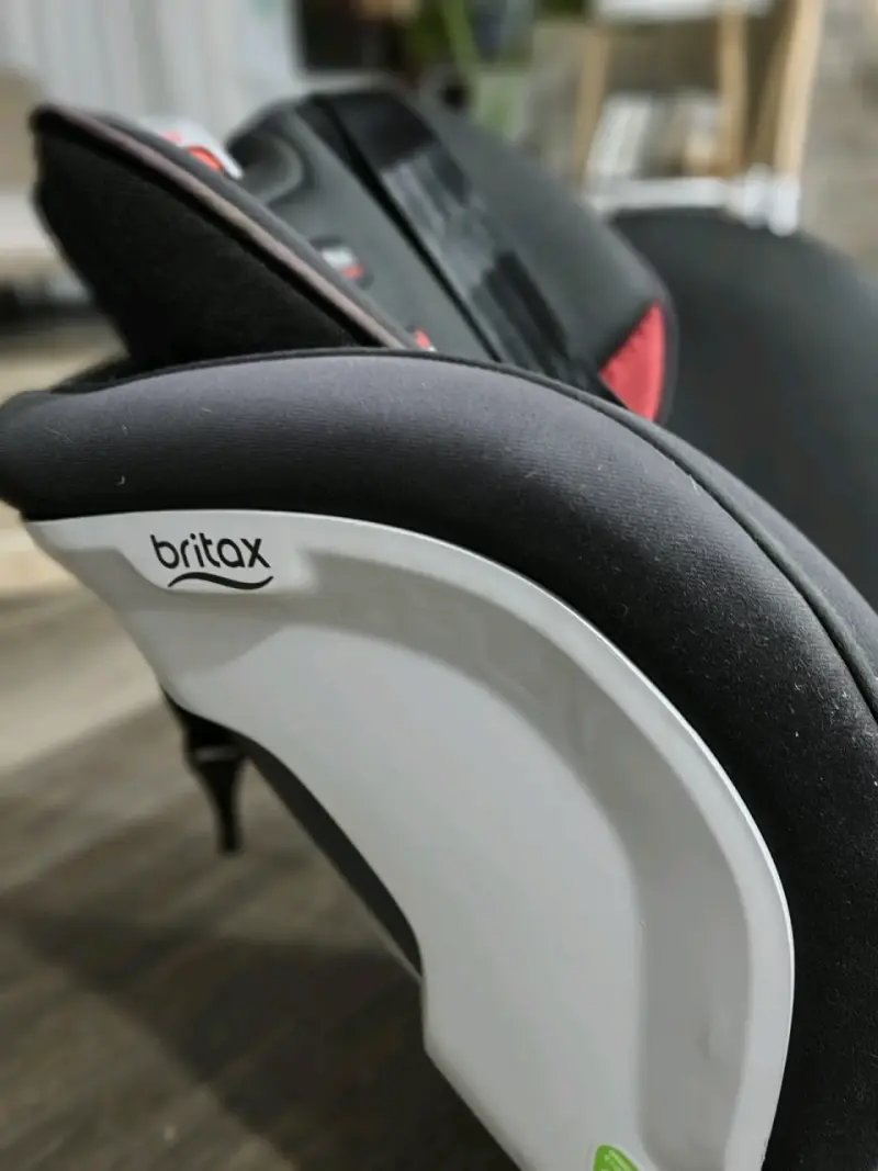 Silla de auto gris y negro - 4