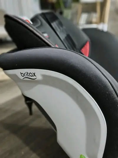 Silla de auto gris y negro - miniatura 4