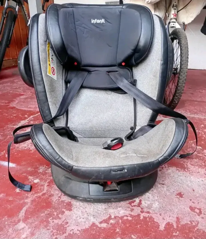 Silla de auto infantil gris y negra