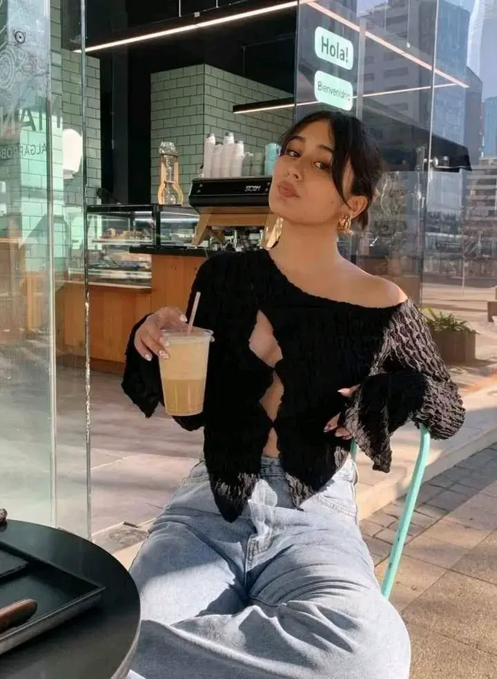 Polera negra escote asimétrico