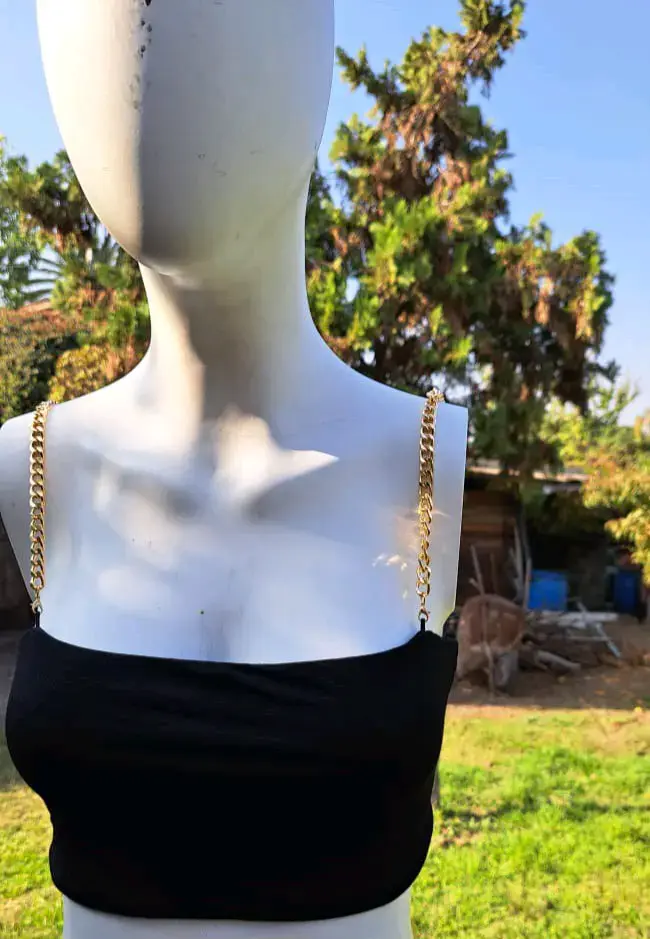 Top negro con tirantes dorados
