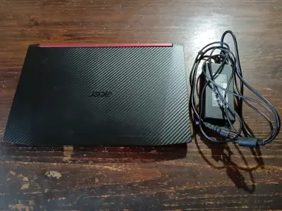 Laptop Acer negra con cargador - miniatura 1