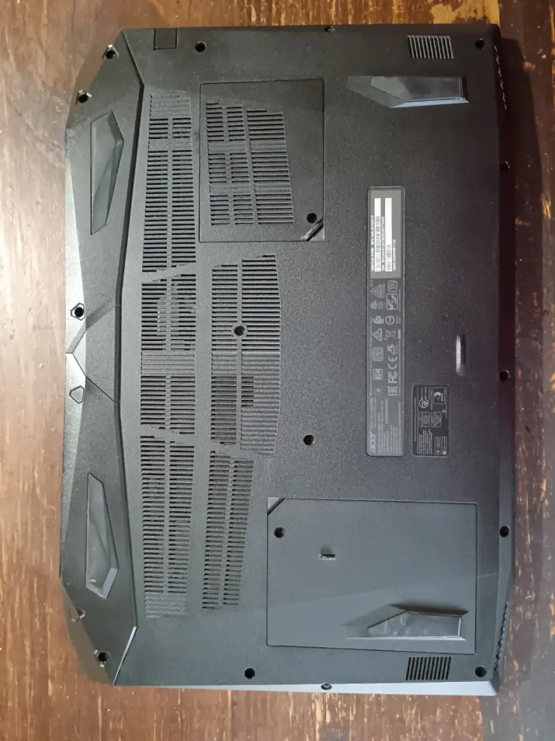 Laptop Acer negra con cargador - 3