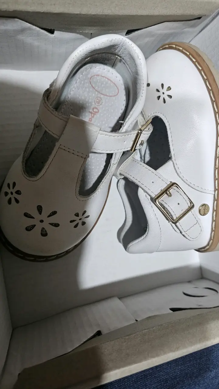 Zapatos blancos de niña con hebilla