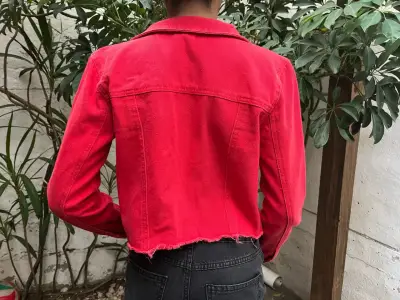 Chaqueta roja de mezclilla - miniatura 2