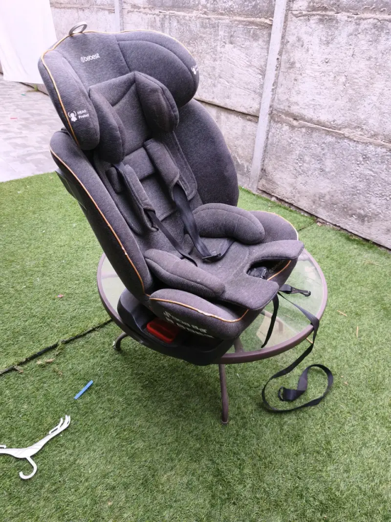 Silla de auto gris para bebé - 1