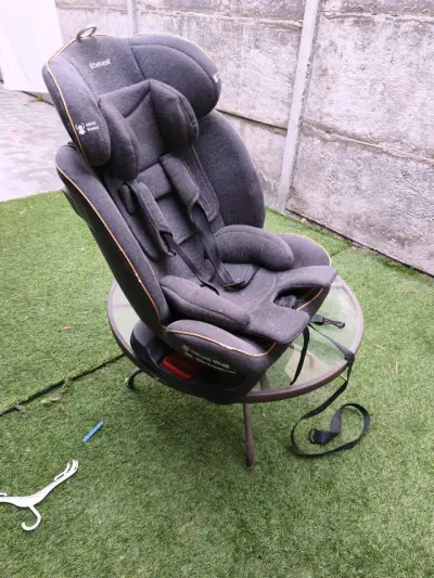 Silla de auto gris para bebé - miniatura 1