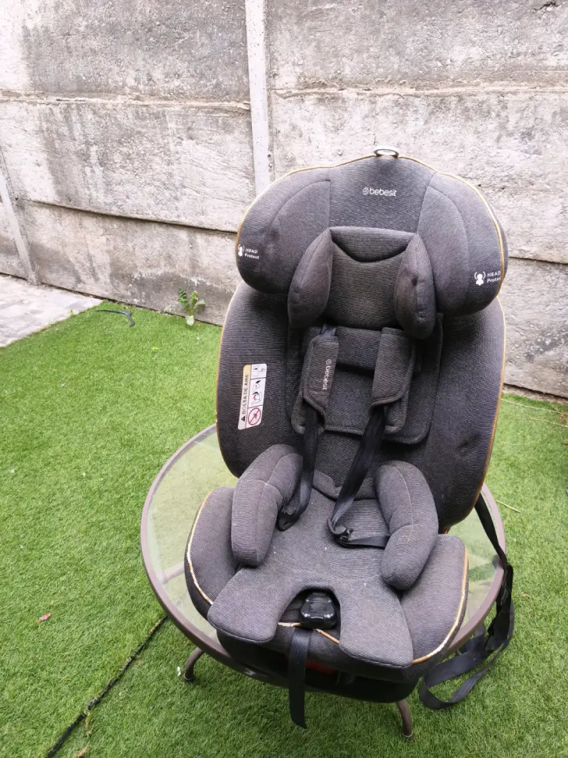 Silla de auto gris para bebé - 4